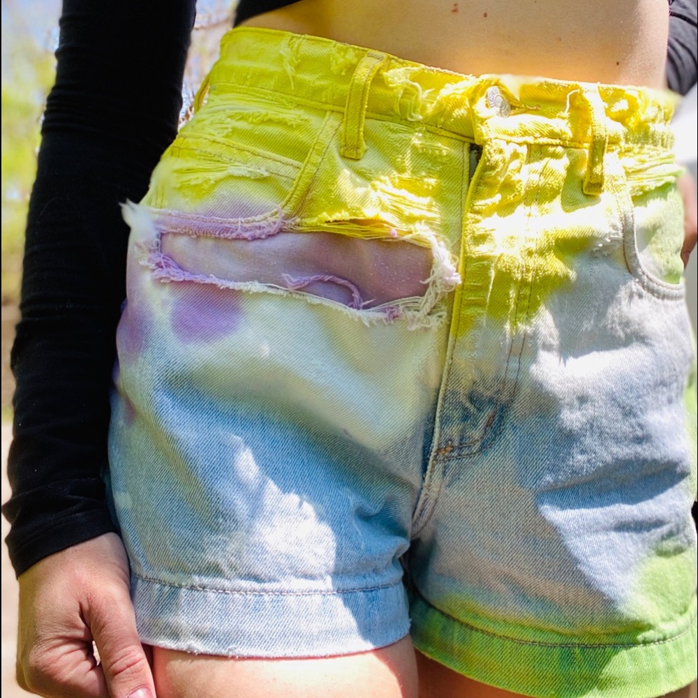 Vintage #HighlyWaisted Guess denim shorts
Size 28.